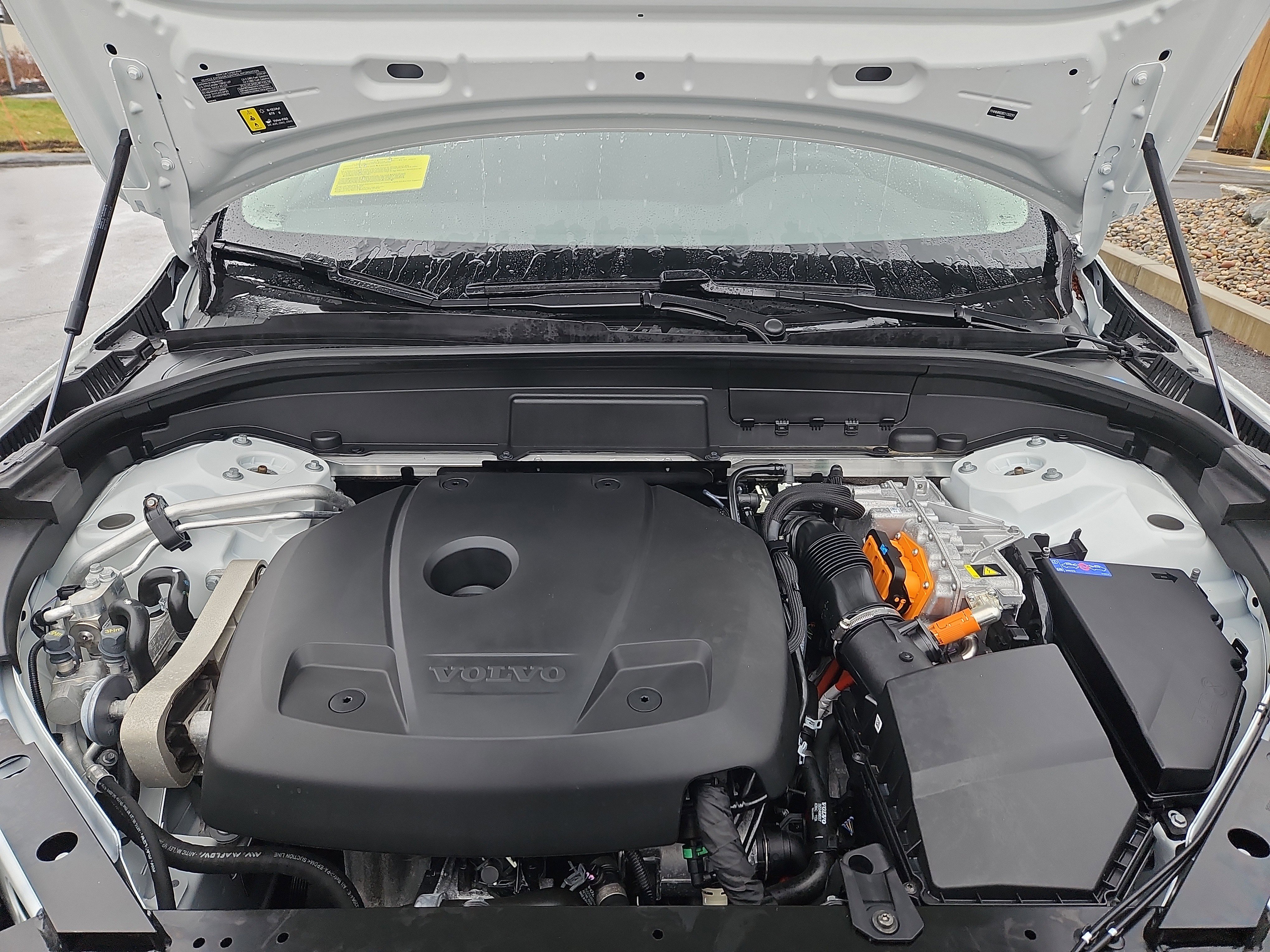 Used 2025 Volvo XC60 T8 Plus w/ Climate Package image 33