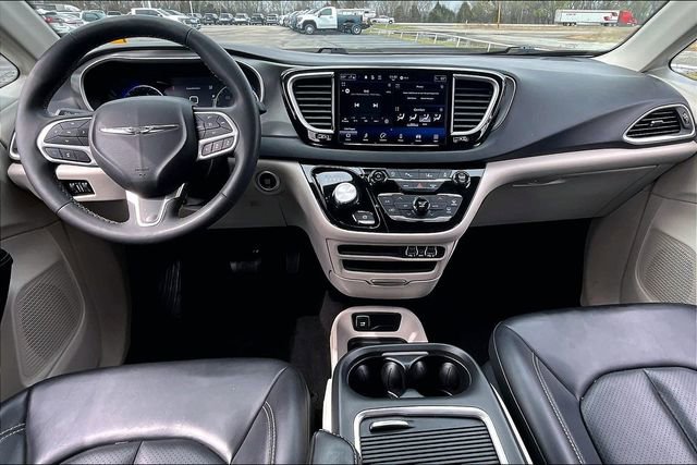 Used 2023 Chrysler Pacifica Touring-L image 7
