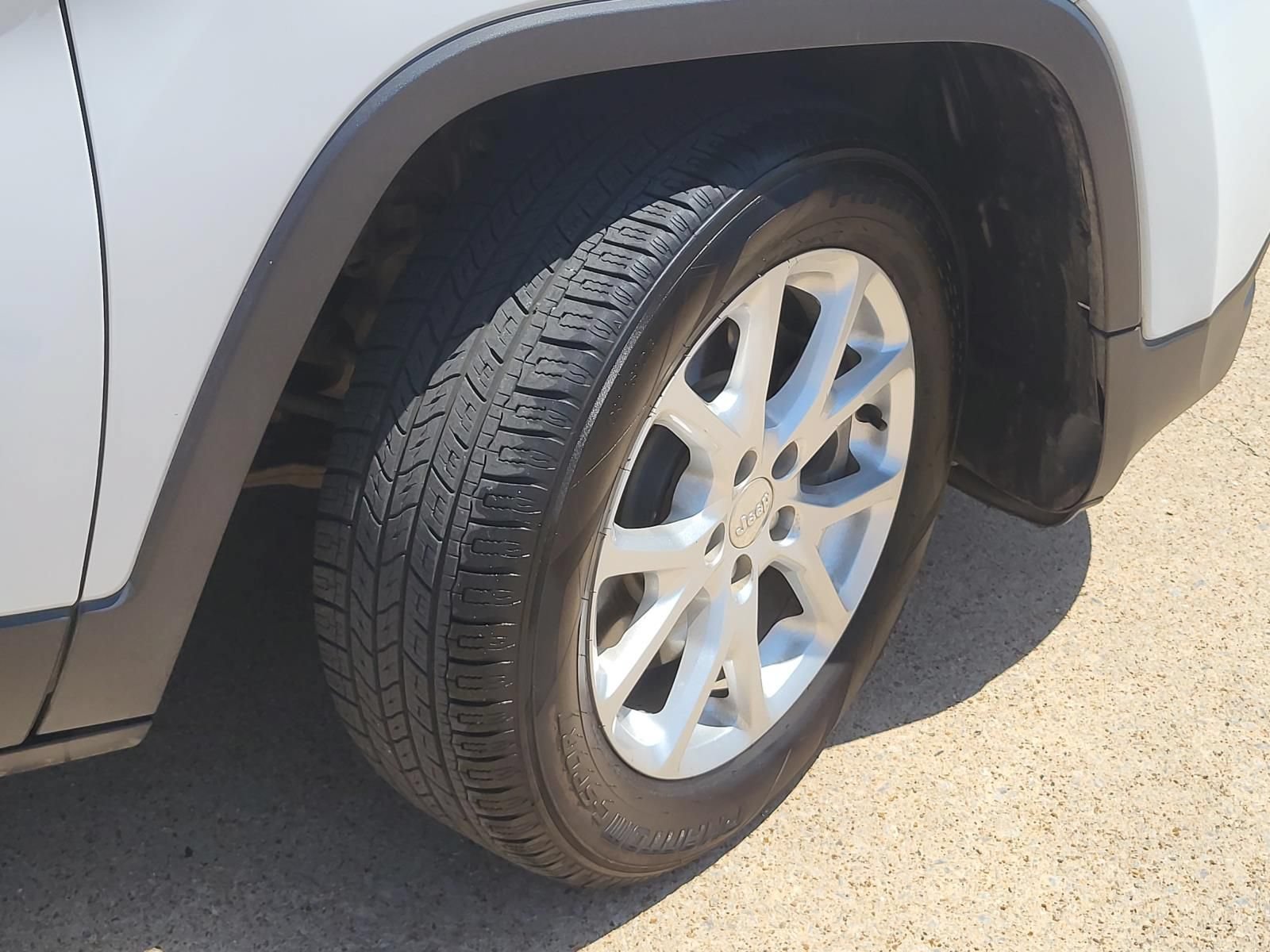 Used 2018 Jeep Cherokee Latitude Plus w/ Cold Weather Group FWD image 6