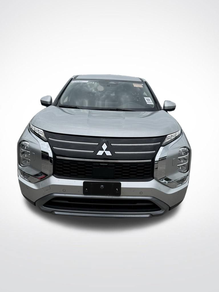 Used 2025 Mitsubishi Outlander SE AWD/4WD image 2