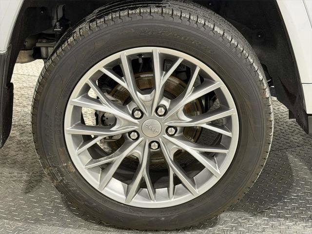 Certified 2024 Jeep Grand Cherokee Summit w/ Luxury Tech Group V image 8