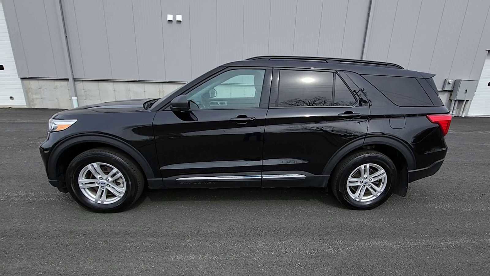 Used 2023 Ford Explorer XLT image 5