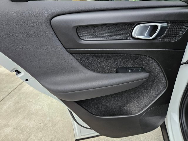 Certified 2023 Volvo C40 P8 Recharge Ultimate w/ Protection Package Premier AWD/4WD image 16