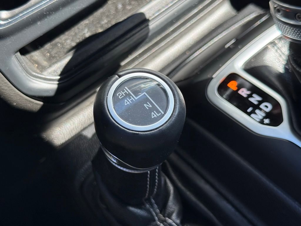 Used 2019 Jeep Wrangler Unlimited Sahara AWD/4WD image 33