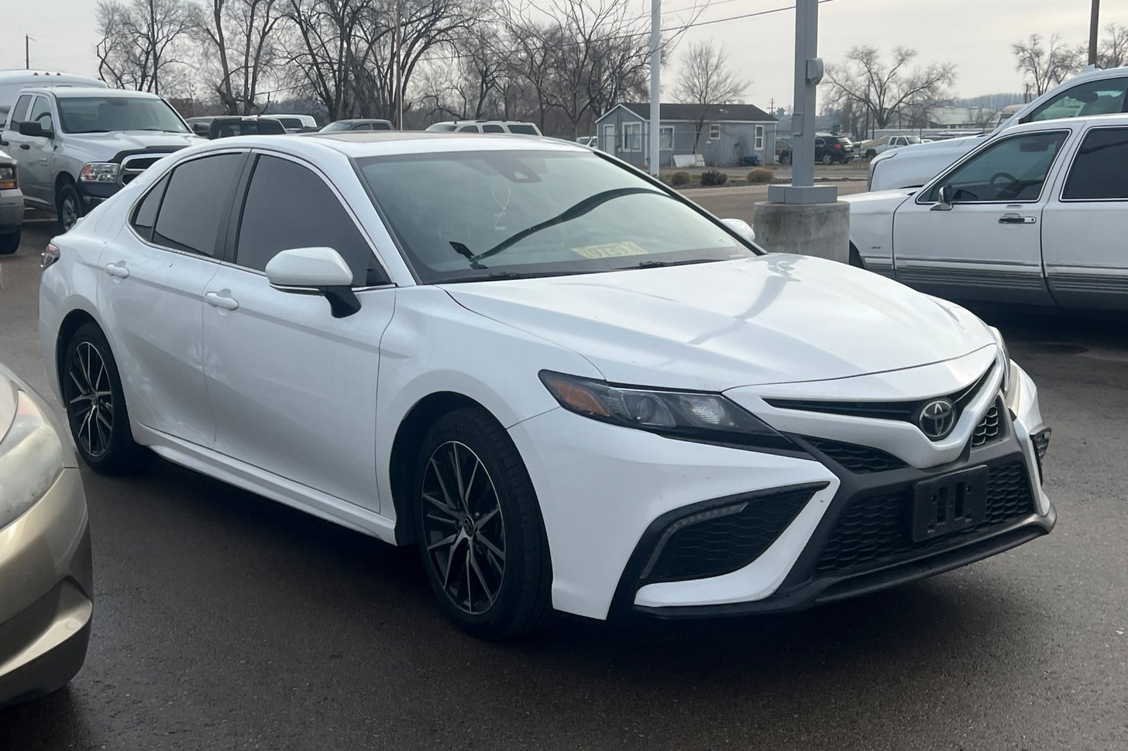 Used 2023 Toyota Camry SE image 2