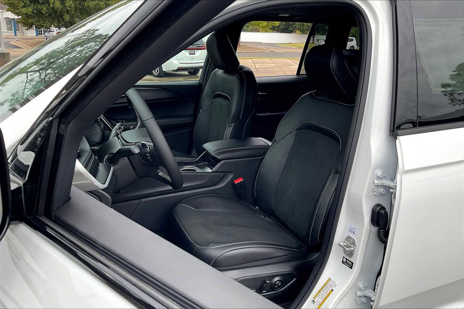 New 2025 Jeep Grand Cherokee Altitude image 9