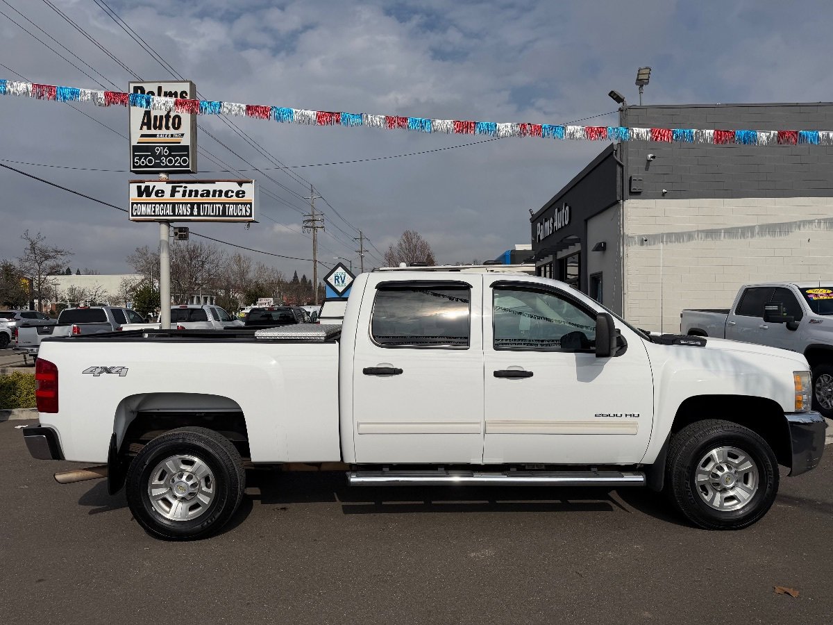 Used 2010 Chevrolet Silverado 2500 LT w/ Interior Plus Package AWD/4WD image 9