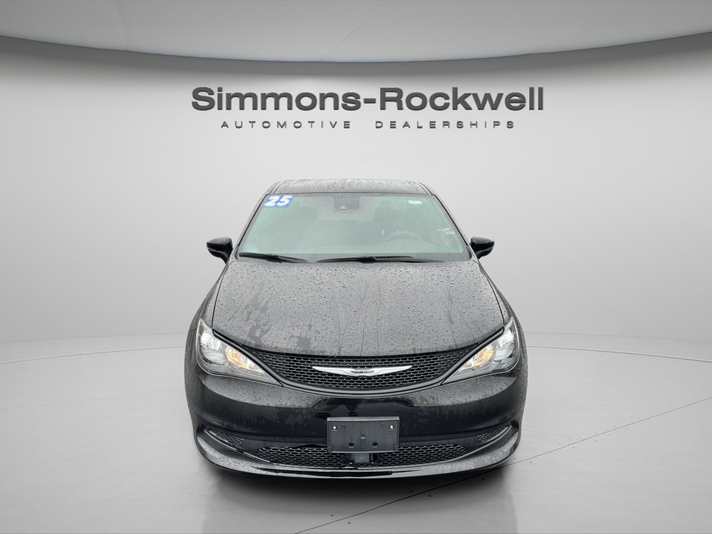 Used 2025 Chrysler Voyager LX image 2