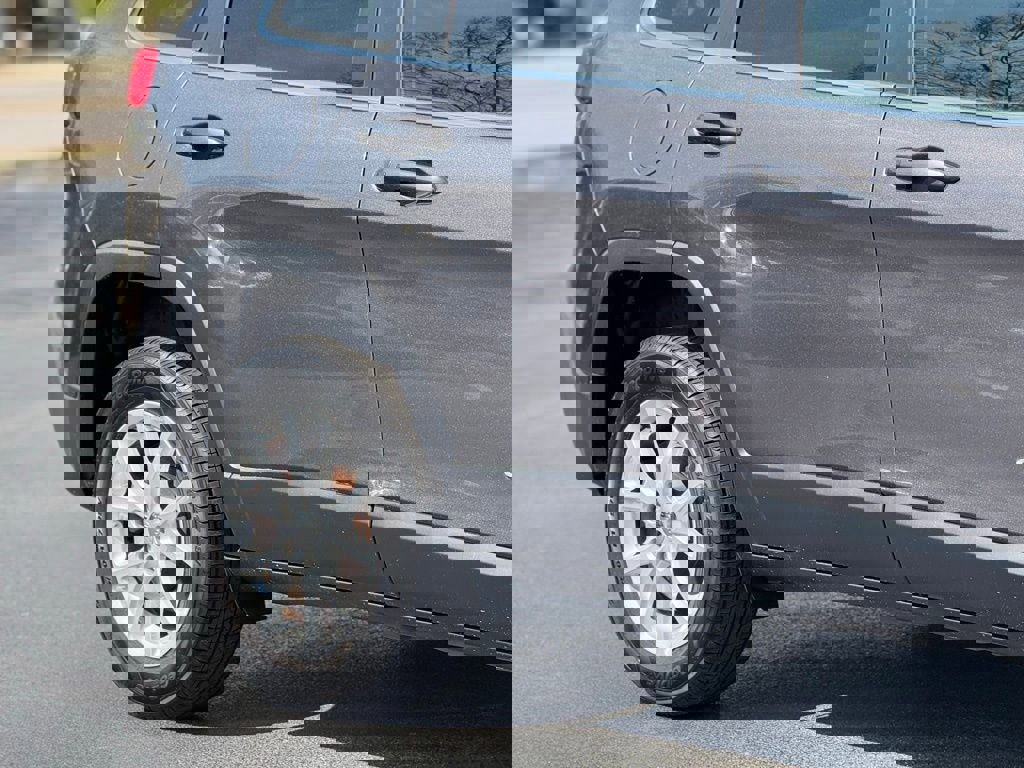 Used 2018 Jeep Cherokee Latitude Plus image 9