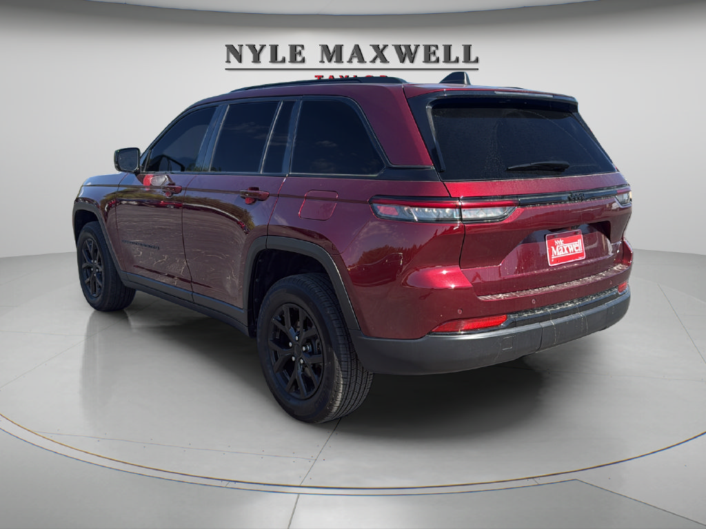 Used 2025 Jeep Grand Cherokee Altitude RWD image 11