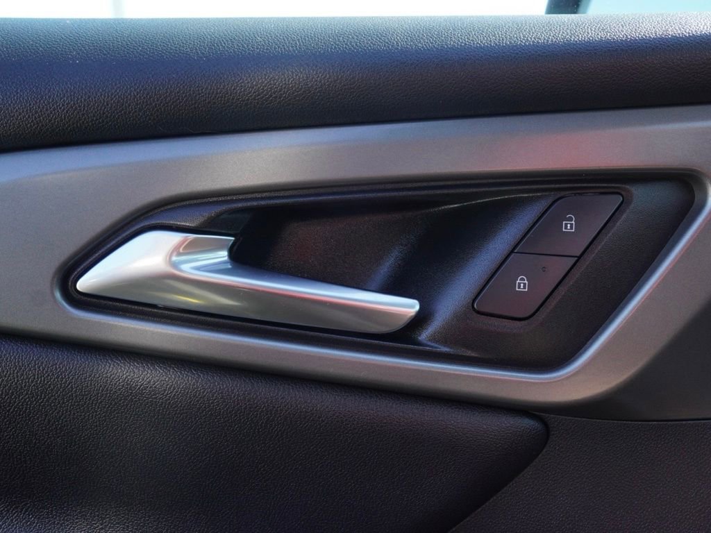 Used 2025 Chevrolet Traverse LT w/ Driver Confidence Package image 11