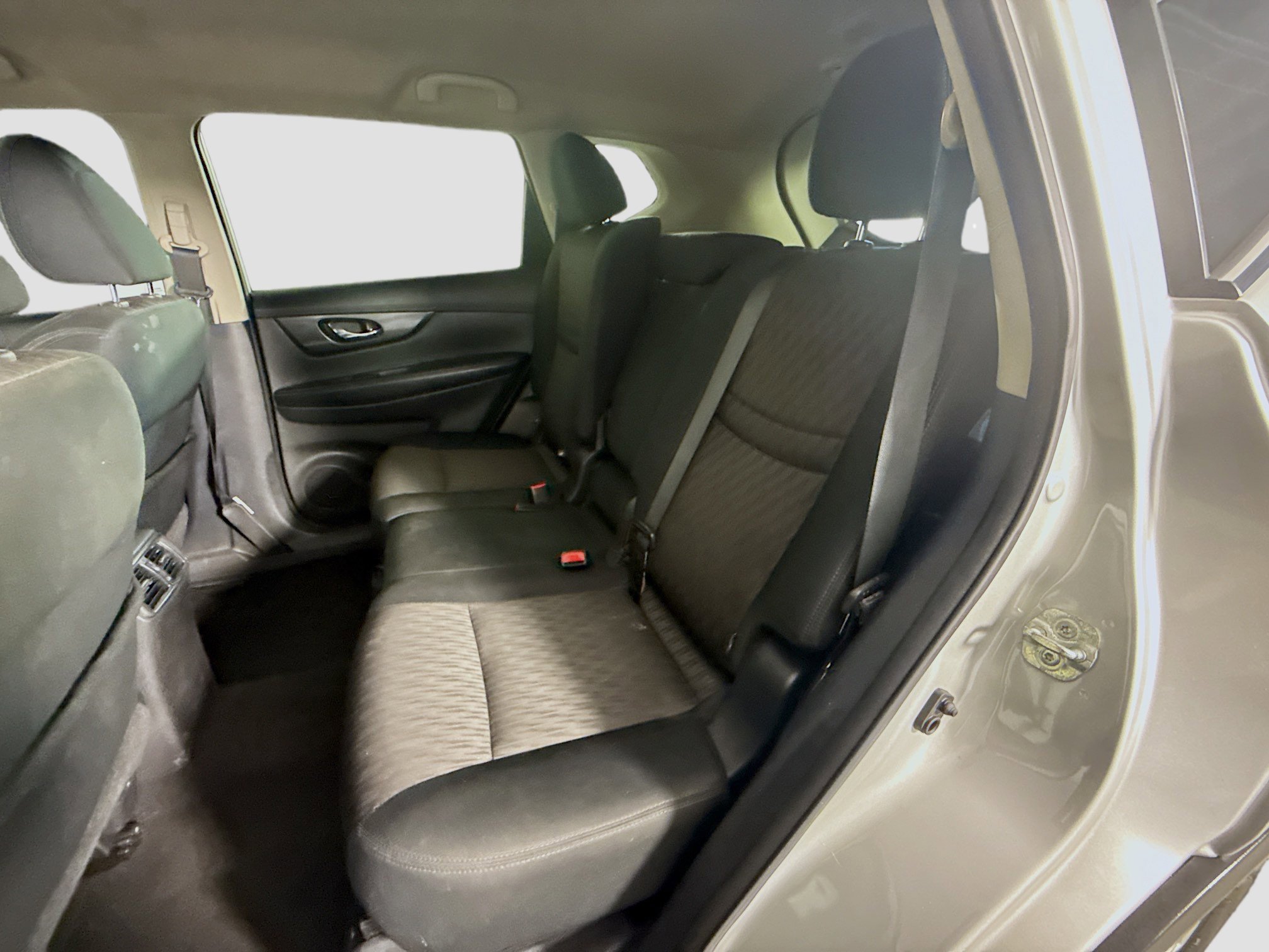 Used 2017 Nissan Rogue SV w/ SV Premium Package image 25