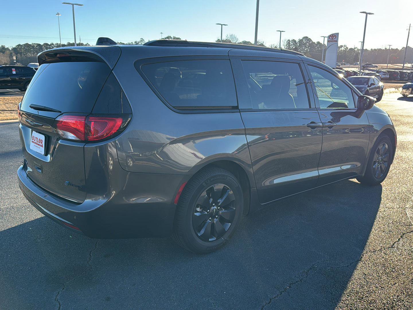 Used 2020 Chrysler Pacifica Touring-L w/ S Appearance Package image 5