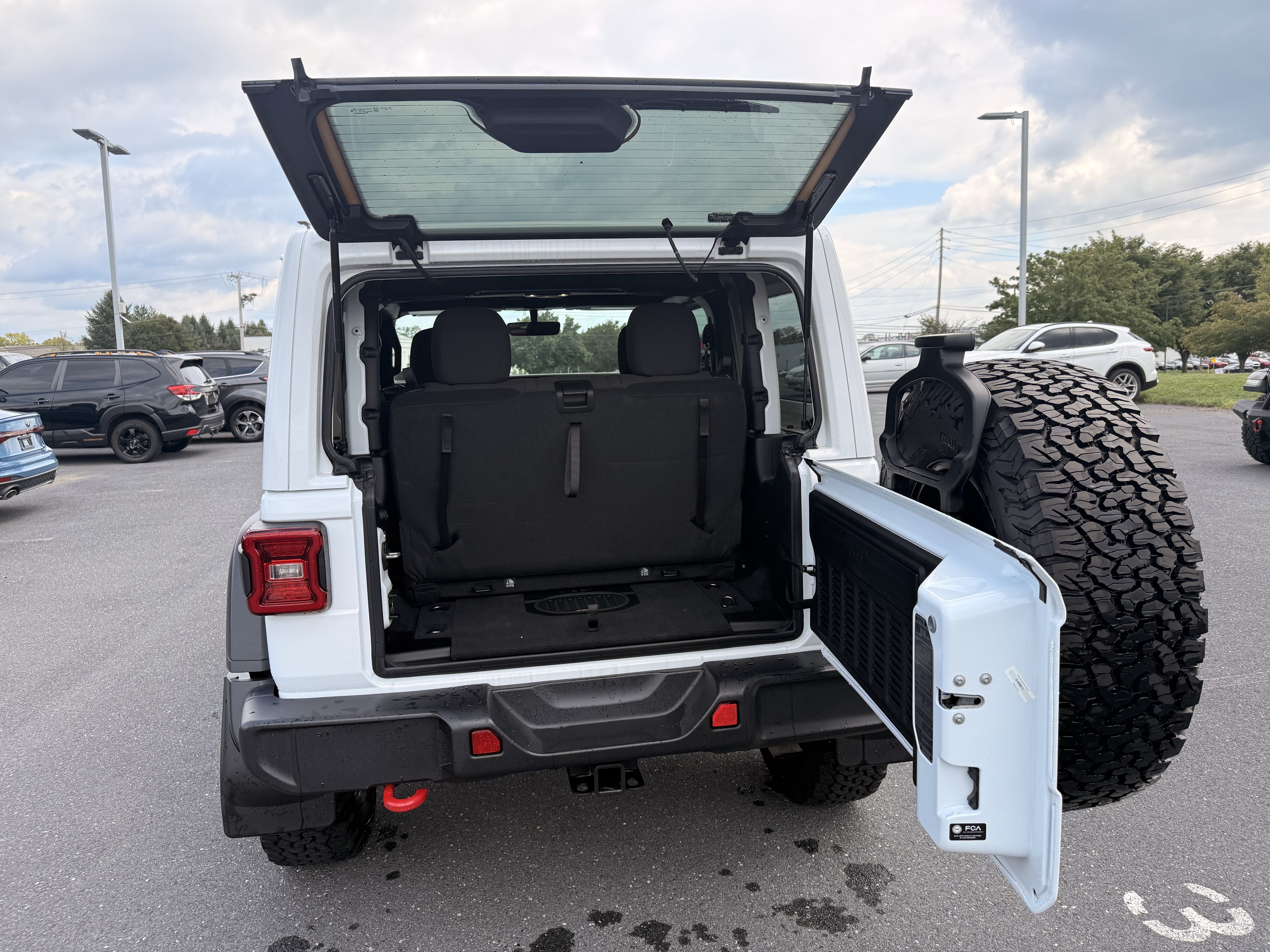 Used 2022 Jeep Wrangler Rubicon w/ LED Lighting Group AWD/4WD image 17