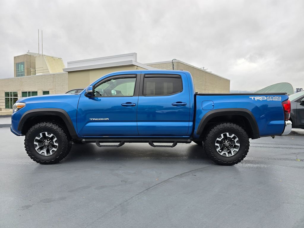 Used 2018 Toyota Tacoma TRD Off-Road image 2