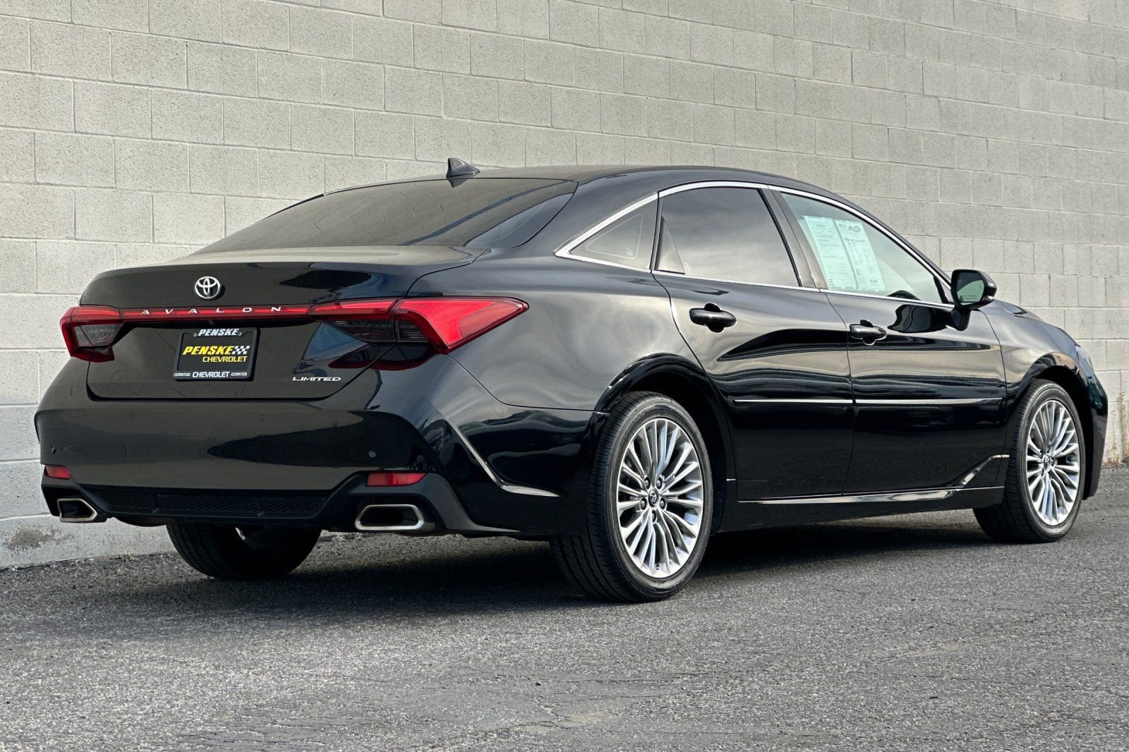 Used 2019 Toyota Avalon Limited image 4