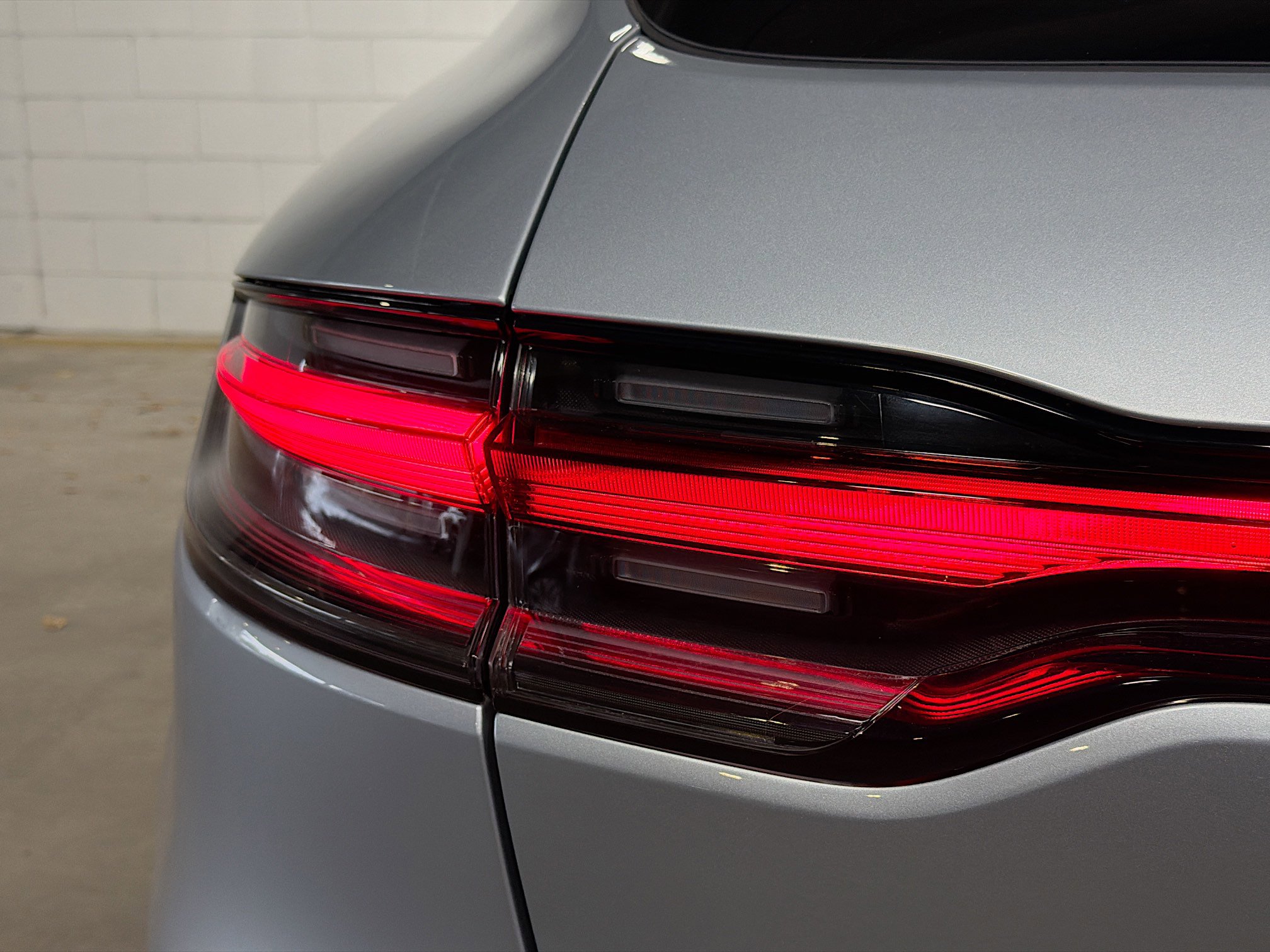 Certified 2022 Porsche Macan S AWD/4WD image 11