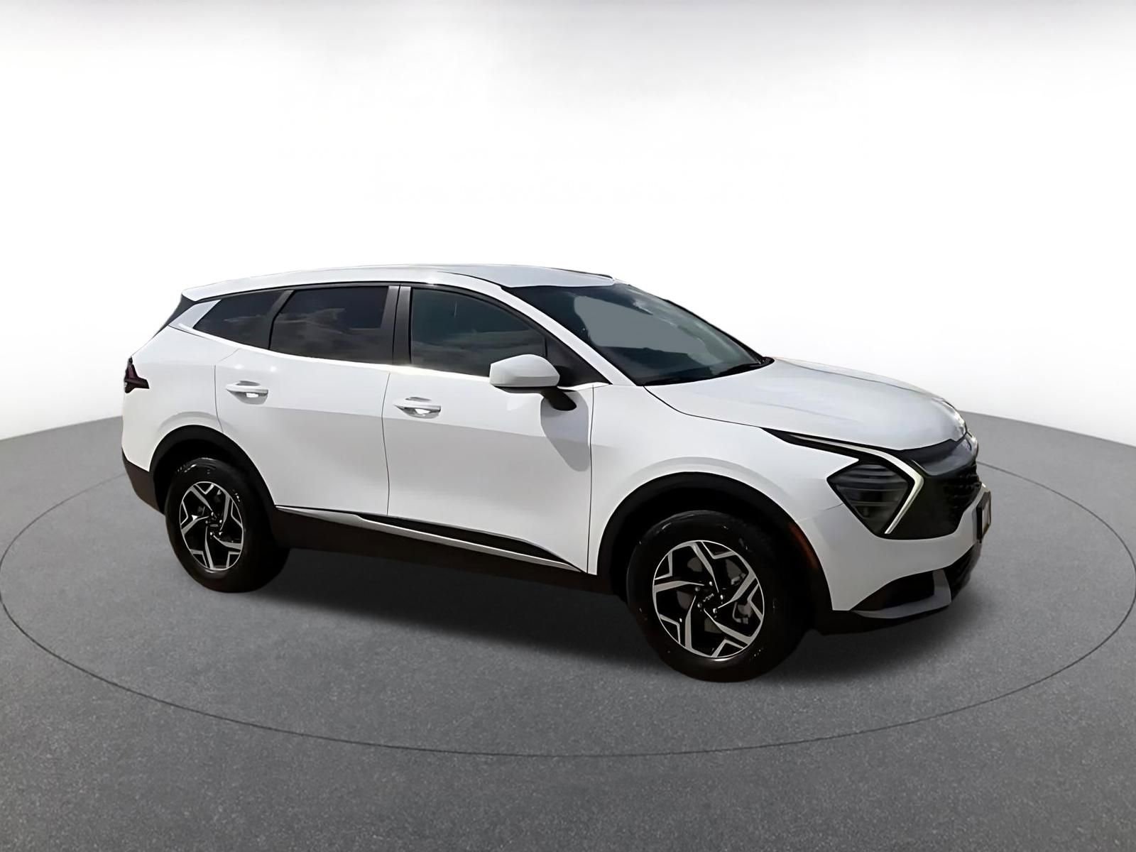 Used 2025 Kia Sportage LX image 2