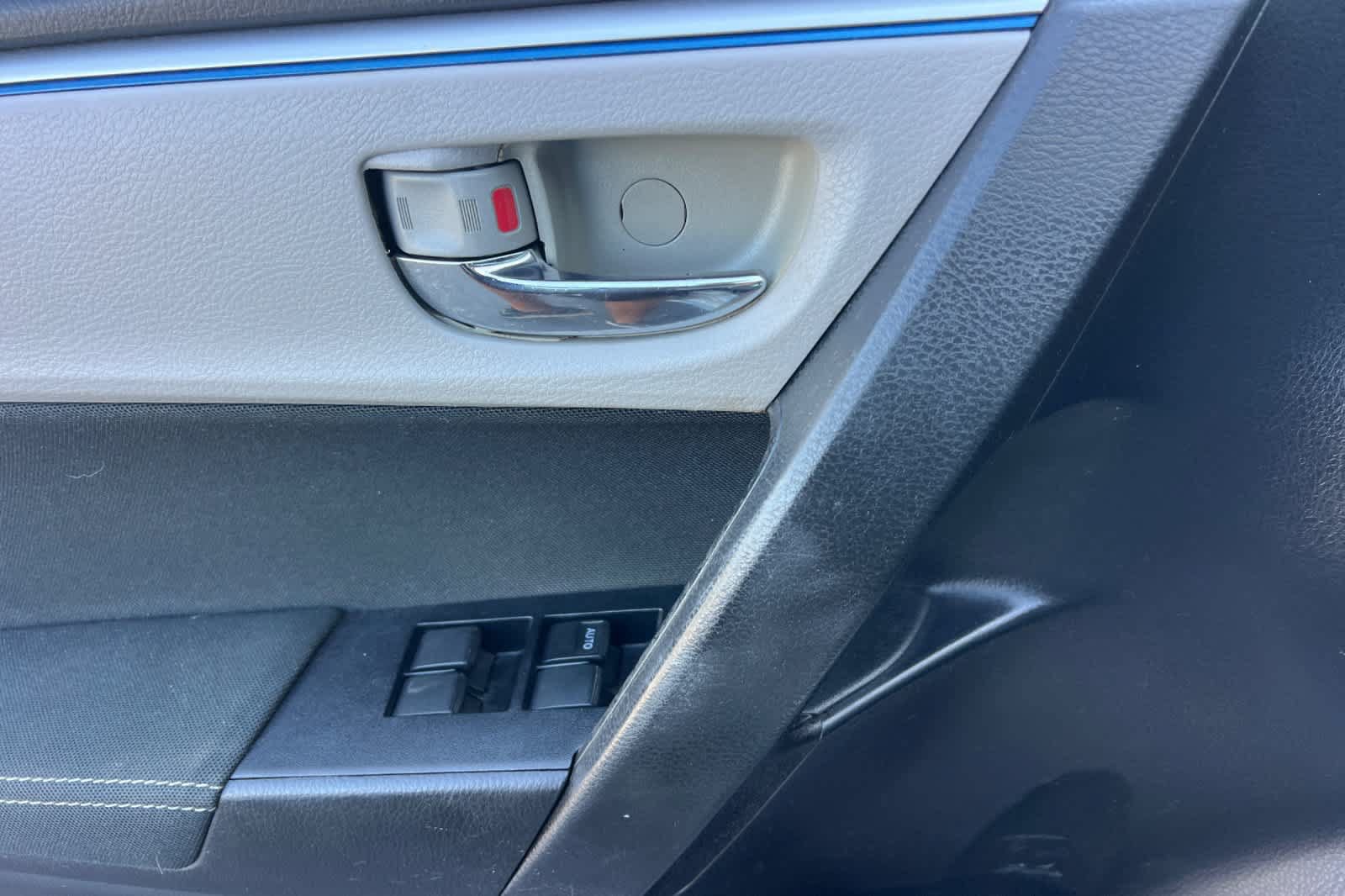 Used 2016 Toyota Corolla LE FWD image 13