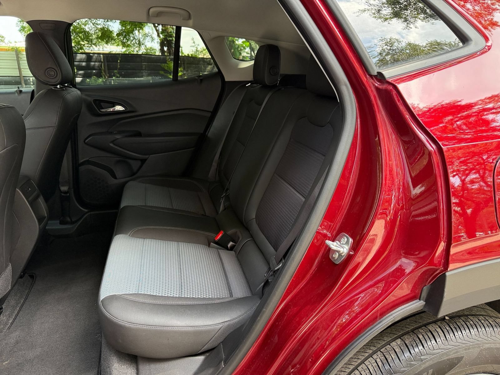 Used 2025 Chevrolet Trax LT FWD image 36