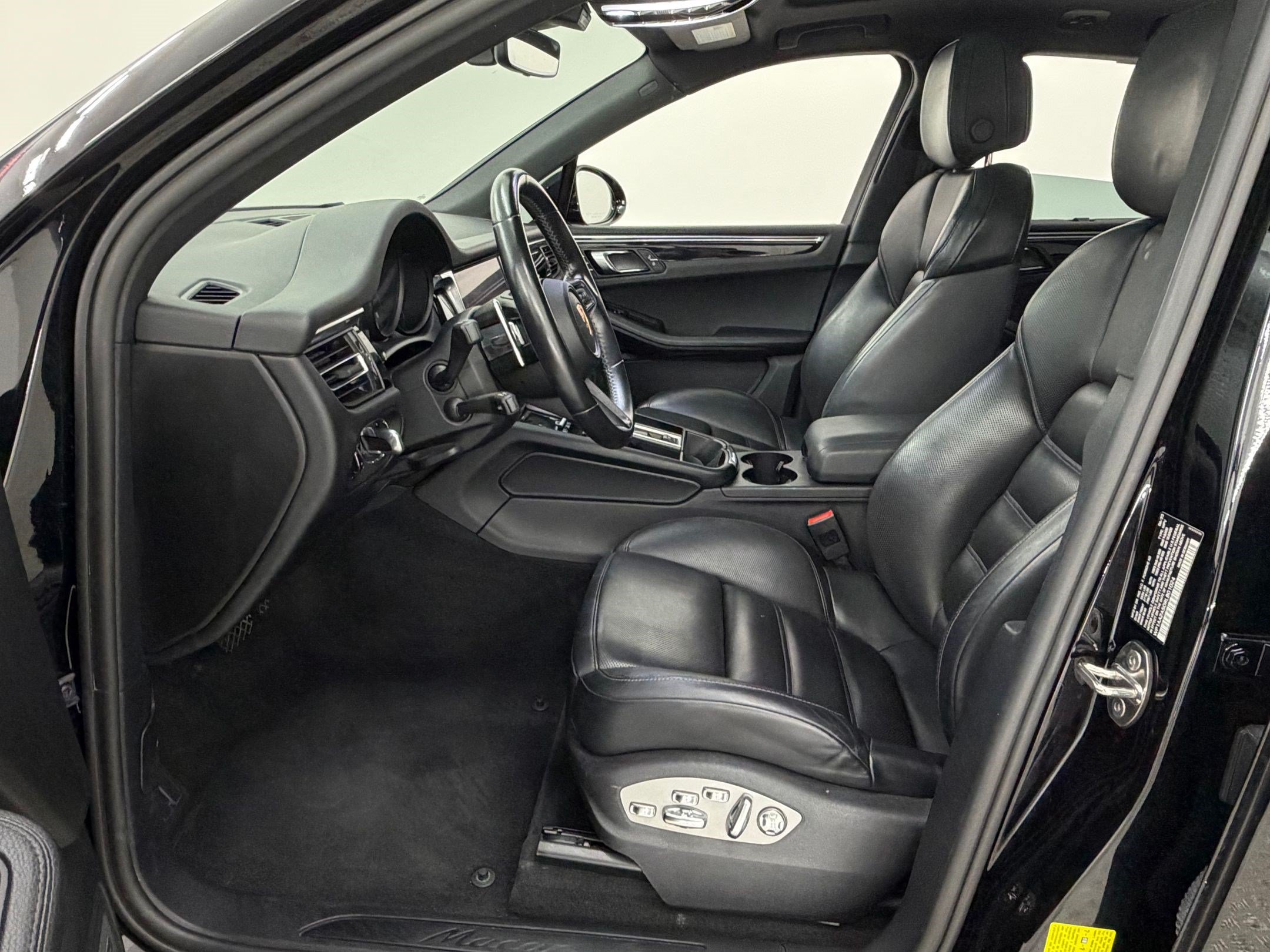 Used 2024 Porsche Macan AWD/4WD image 27