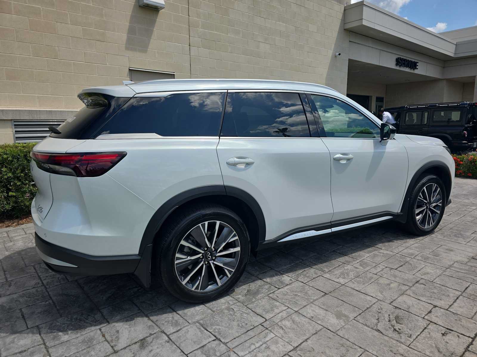 Certified 2026 INFINITI QX60 Luxe w/ Cargo Package FWD image 3