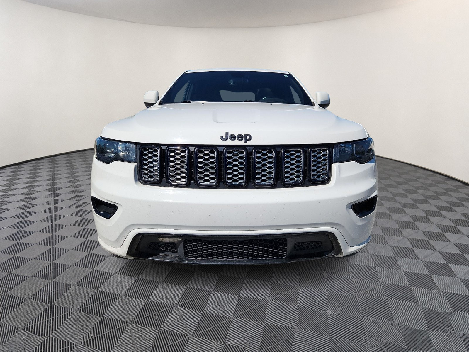 Used 2019 Jeep Grand Cherokee Altitude AWD/4WD image 2