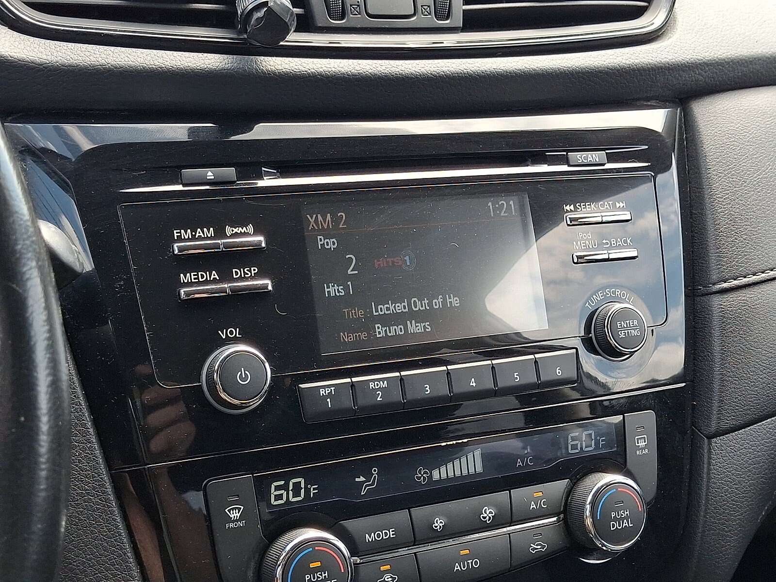 Used 2017 Nissan Rogue SV AWD/4WD image 17