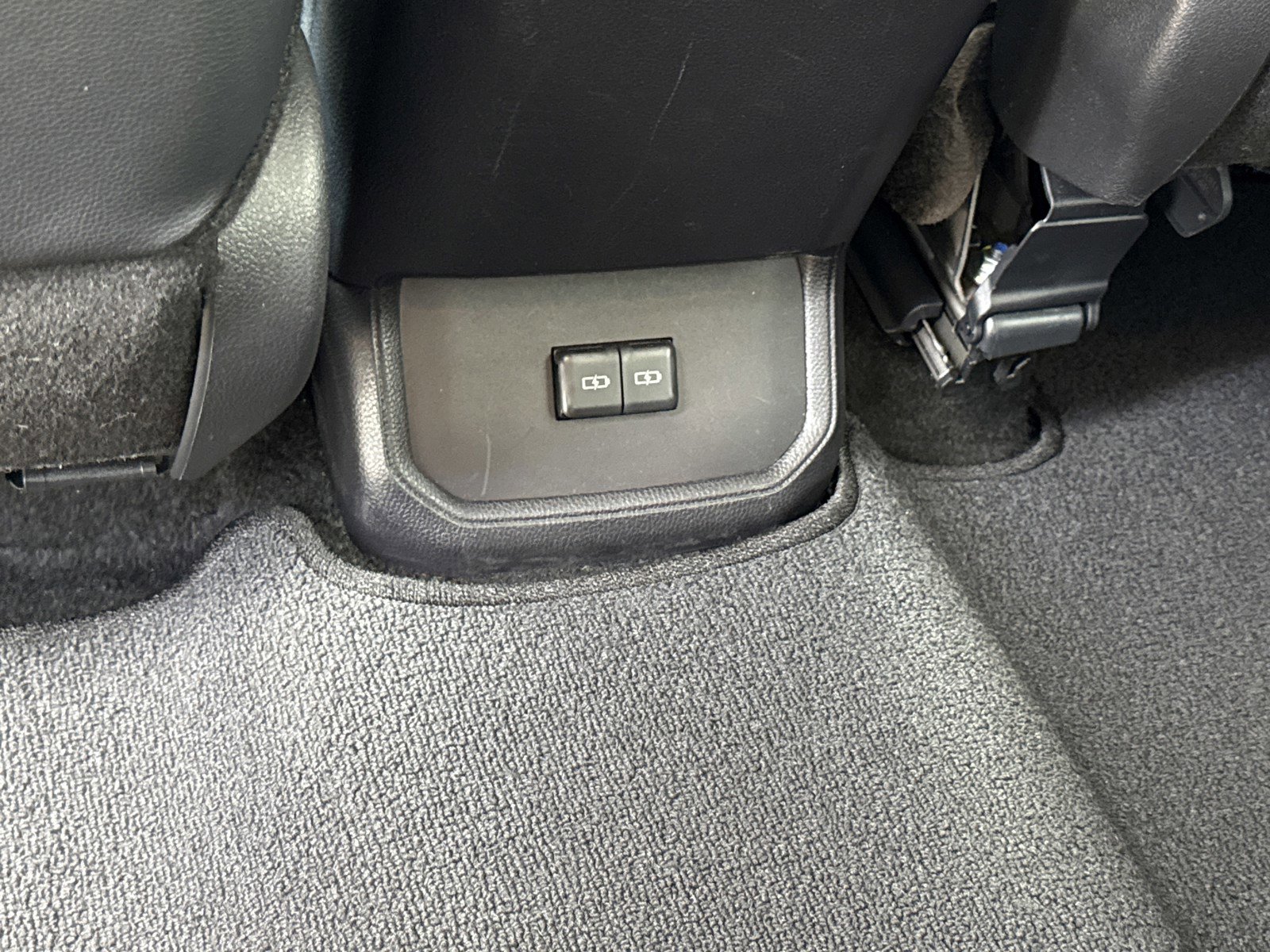 Used 2025 Toyota Highlander XLE image 16