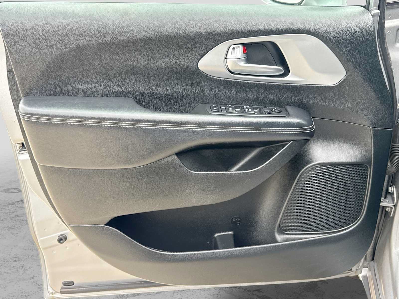 Used 2018 Chrysler Pacifica Touring-L w/ Advanced Safetytec Group FWD image 31