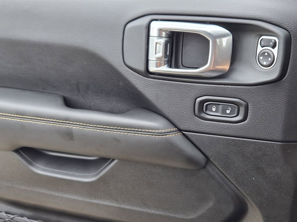 Used 2025 Jeep Wrangler Unlimited Sahara AWD/4WD image 31