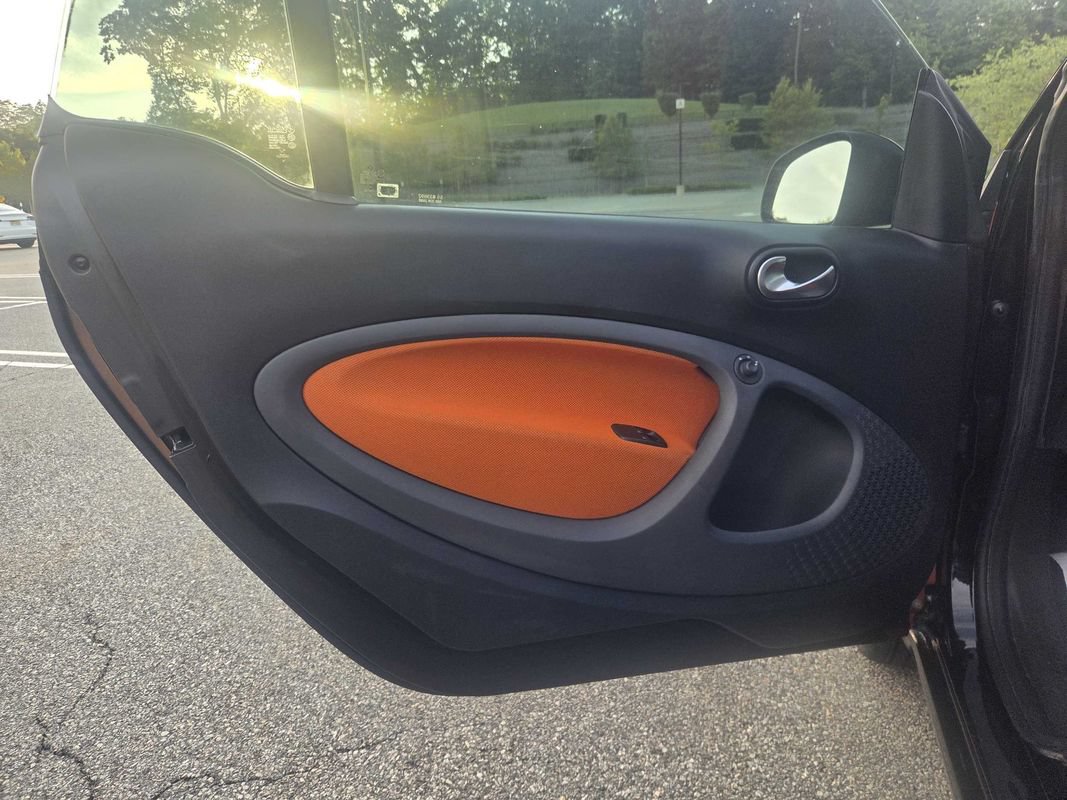 Used 2016 smart fortwo passion RWD image 16