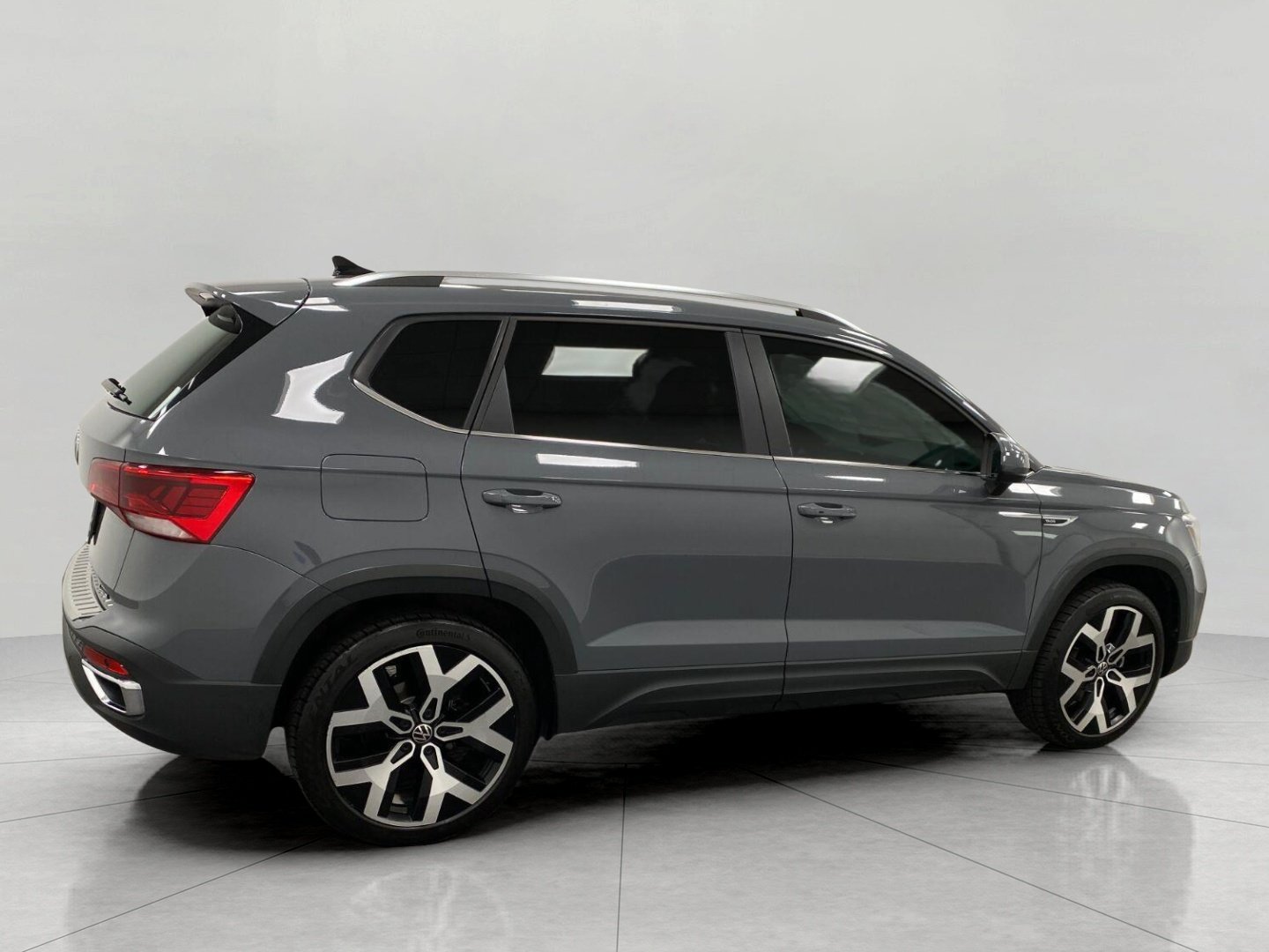 Used 2022 Volkswagen Taos SEL w/ Panoramic Sunroof Package AWD/4WD image 3