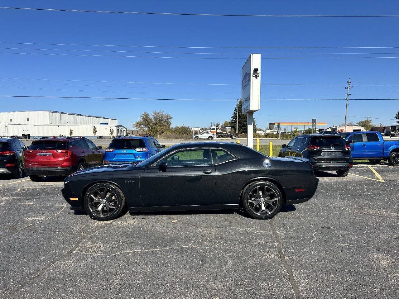Used 2014 Dodge Challenger R/T RWD image 3