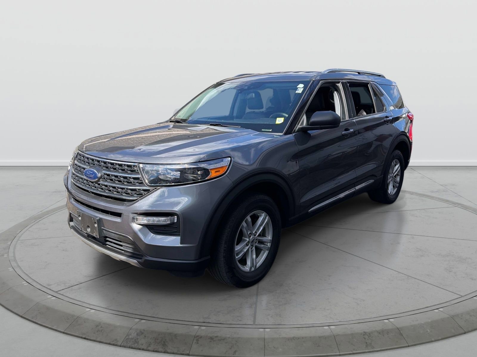 Used 2022 Ford Explorer XLT w/ Equipment Group 202A image 3