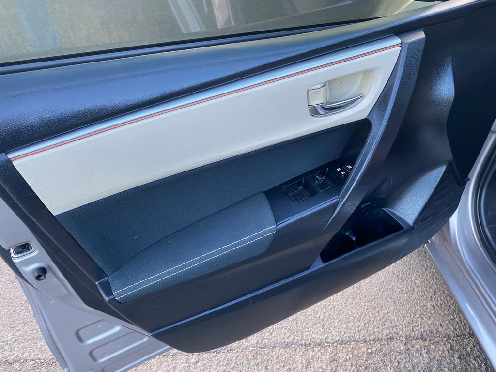Used 2015 Toyota Corolla LE FWD image 12