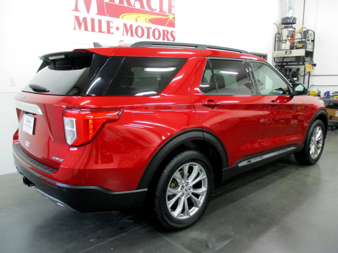 Used 2021 Ford Explorer XLT w/ Equipment Group 202A image 7