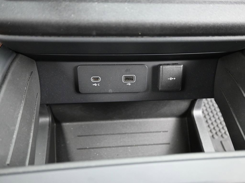 Used 2023 Land Rover Defender 130 X-Dynamic SE image 19