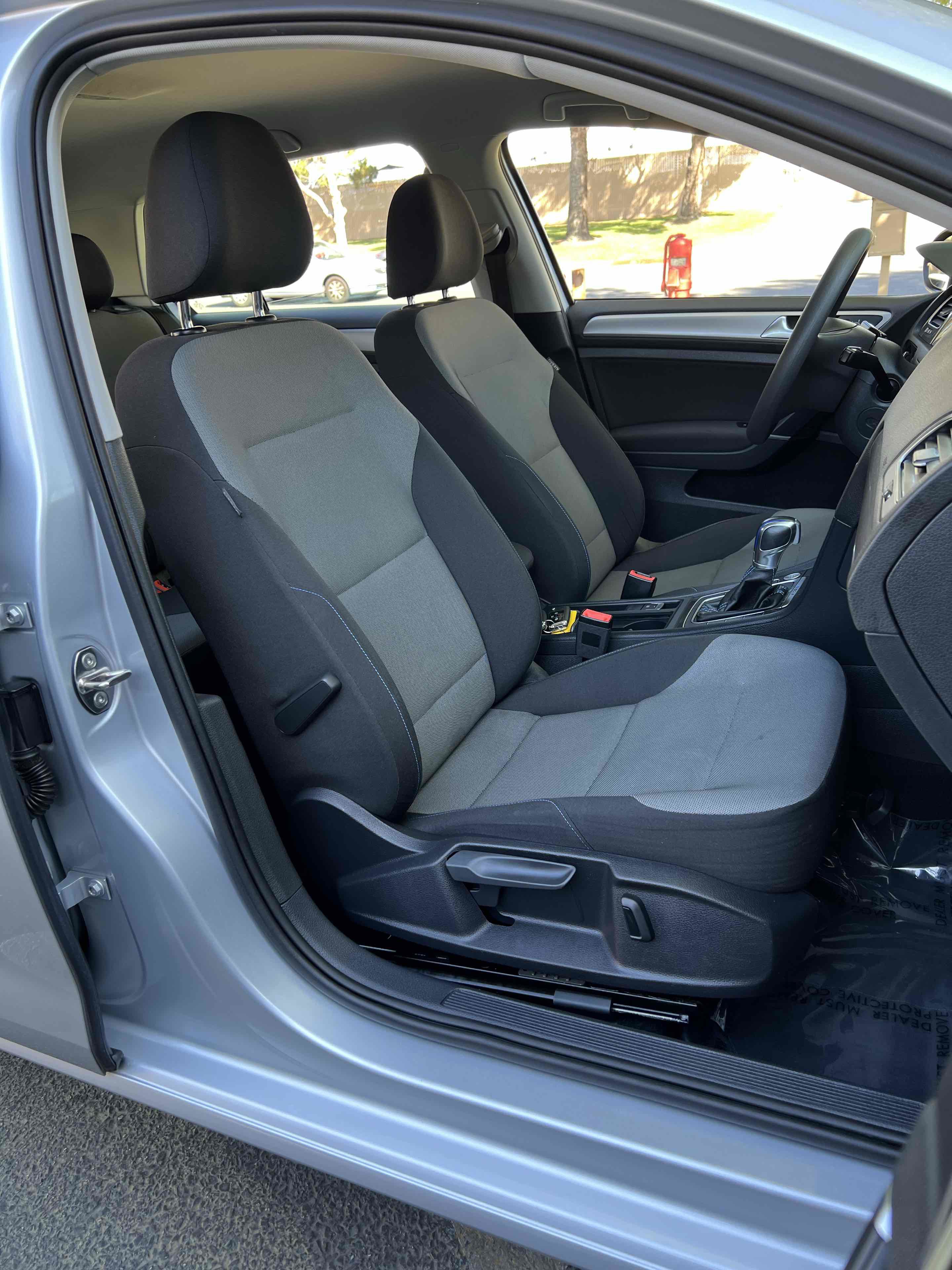 Used 2016 Volkswagen e-Golf SE w/ DC Fast Charging Package image 40