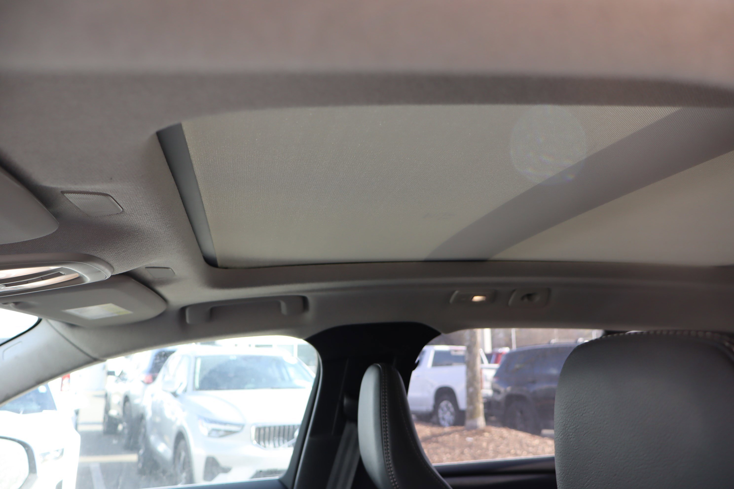 Used 2025 Volvo XC40 B5 Core image 18