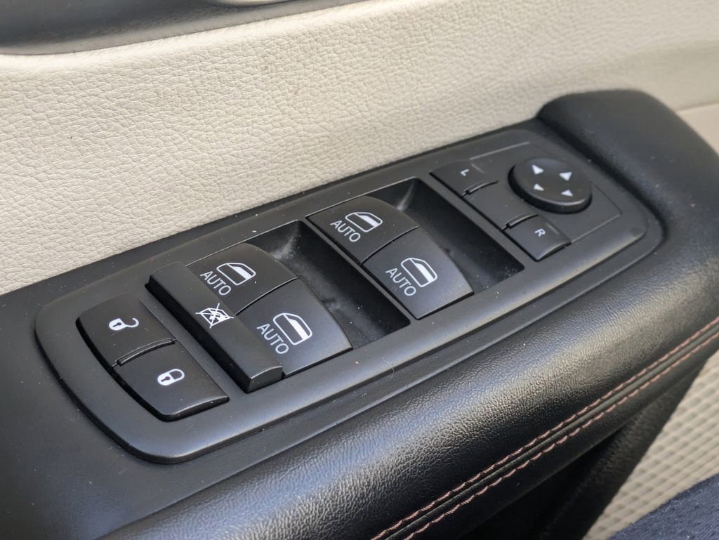 Used 2020 Chrysler Pacifica Touring-L Plus w/ Tire & Wheel Group image 28