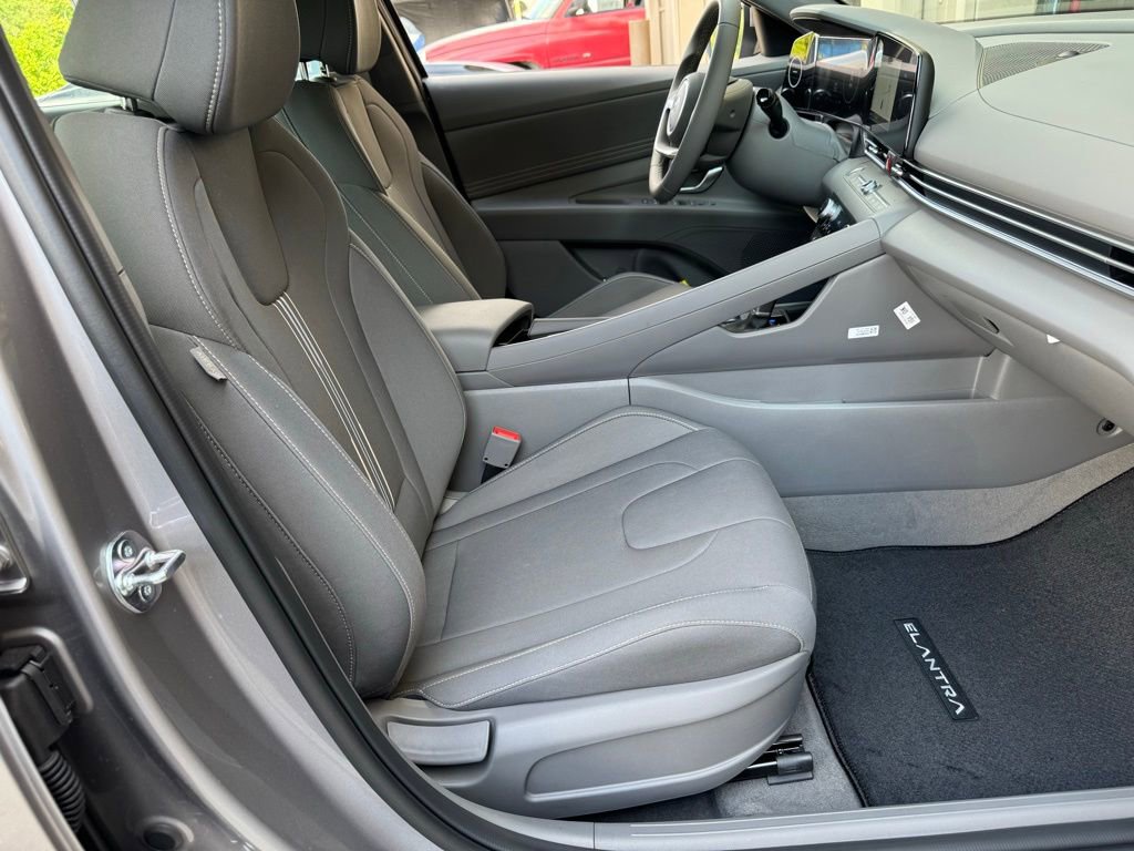 New 2025 Hyundai Elantra SEL image 18