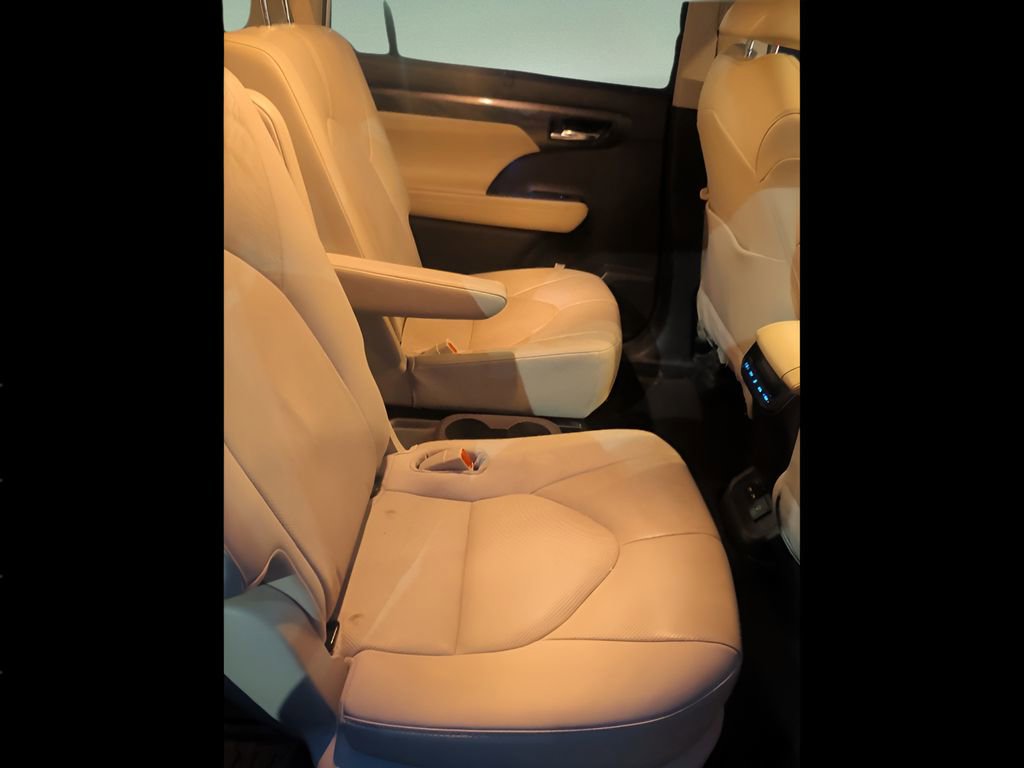 Used 2020 Toyota Highlander Limited image 20