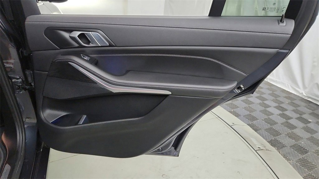 Used 2022 BMW X7 xDrive40i w/ Parking Assistance Package image 16