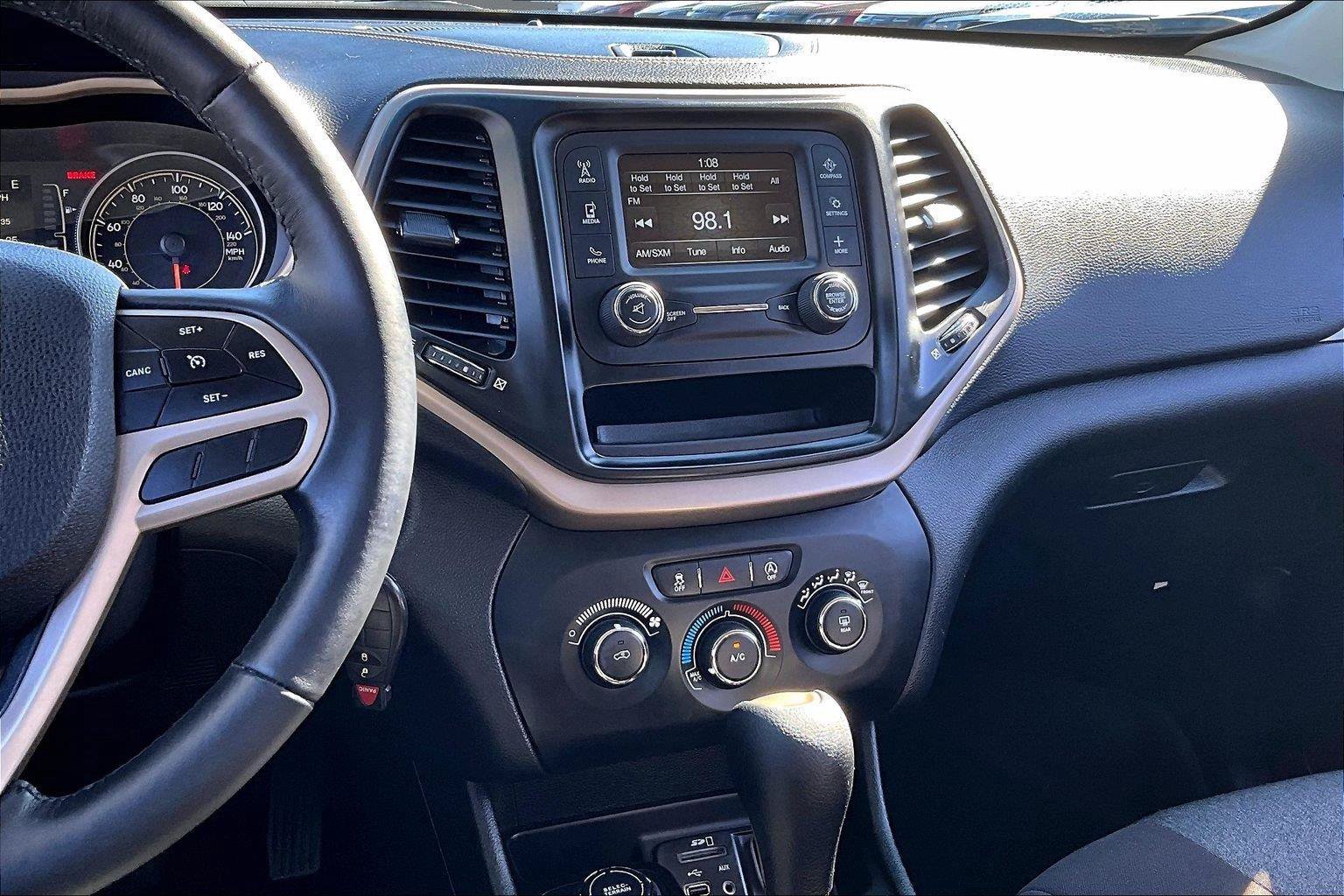 Used 2018 Jeep Cherokee Latitude w/ Altitude Package AWD/4WD image 10