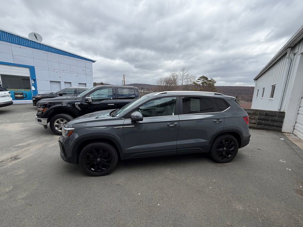Used 2023 Volkswagen Taos SE w/ Panoramic Sunroof Package image 2