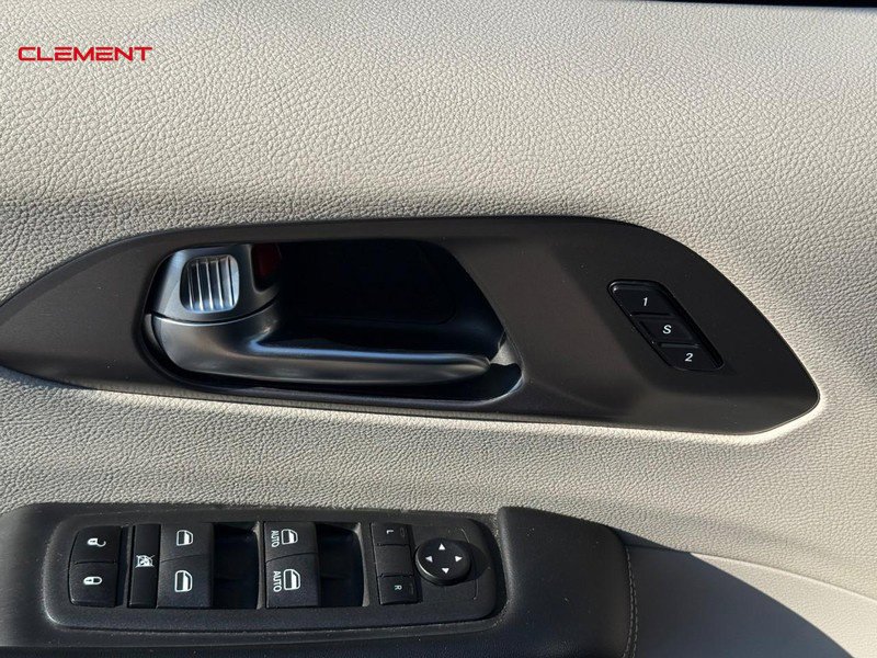 Used 2022 Chrysler Pacifica Touring-L FWD image 19
