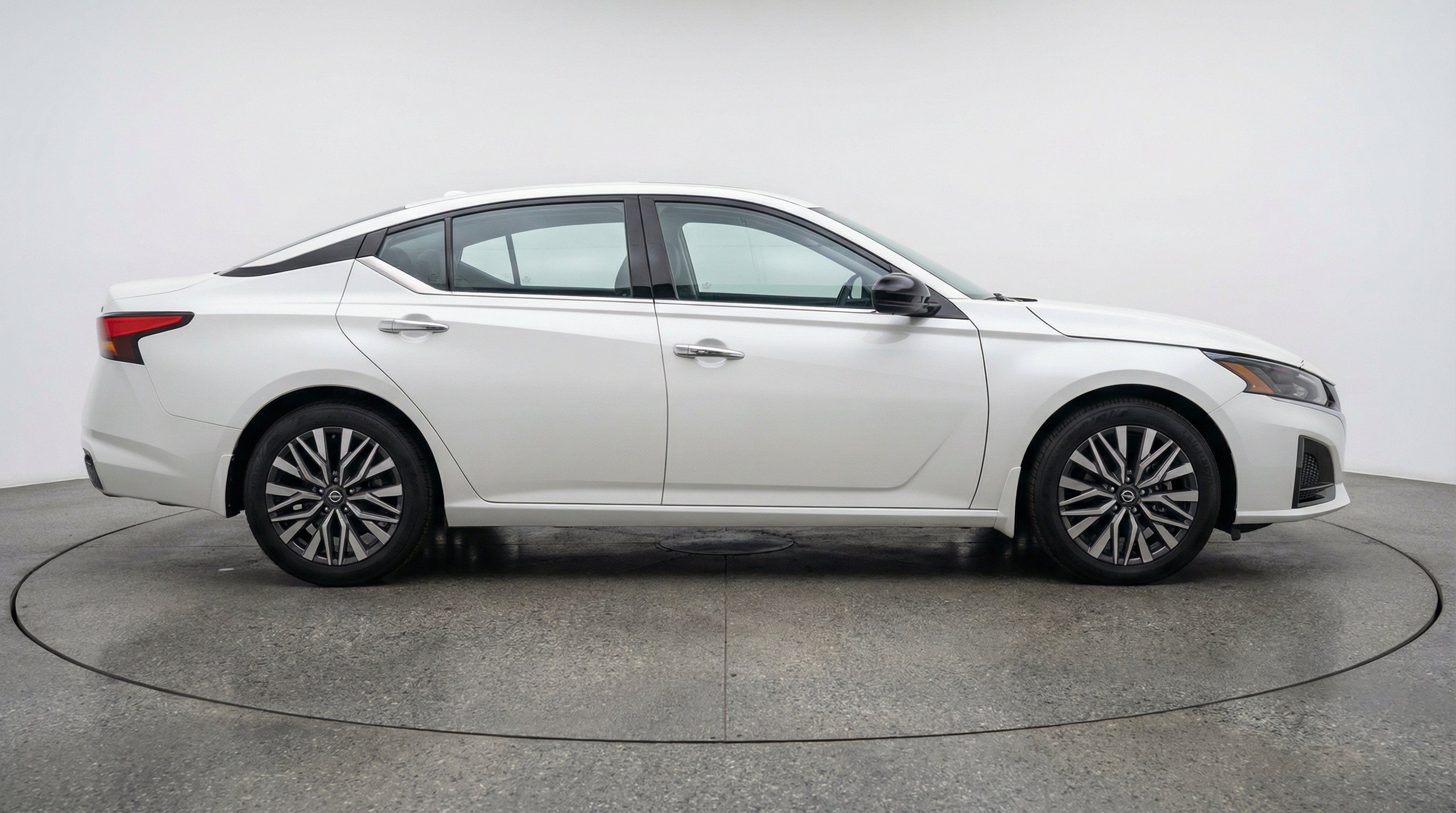 Used 2025 Nissan Altima 2.5 SV FWD image 11
