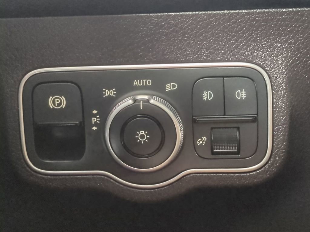 Used 2022 Mercedes-Benz GLB 250 image 30