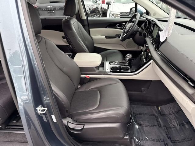 Used 2024 Kia Carnival EX image 9